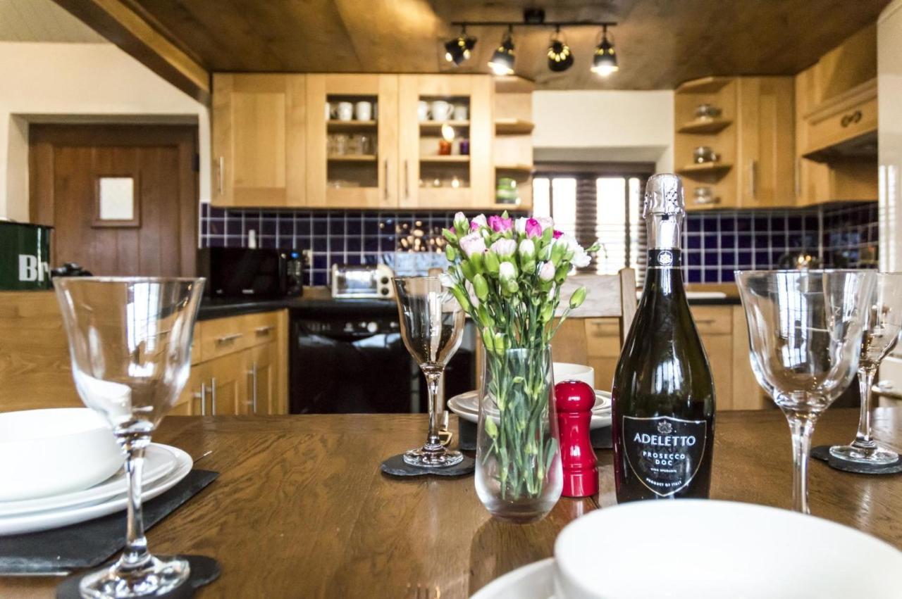 Foxglove - Luxurious Barn Conversion - Blossom Farm Johnston エクステリア 写真