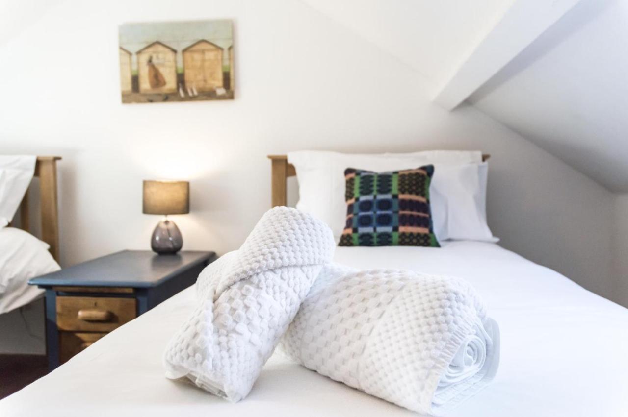 Foxglove - Luxurious Barn Conversion - Blossom Farm Johnston エクステリア 写真