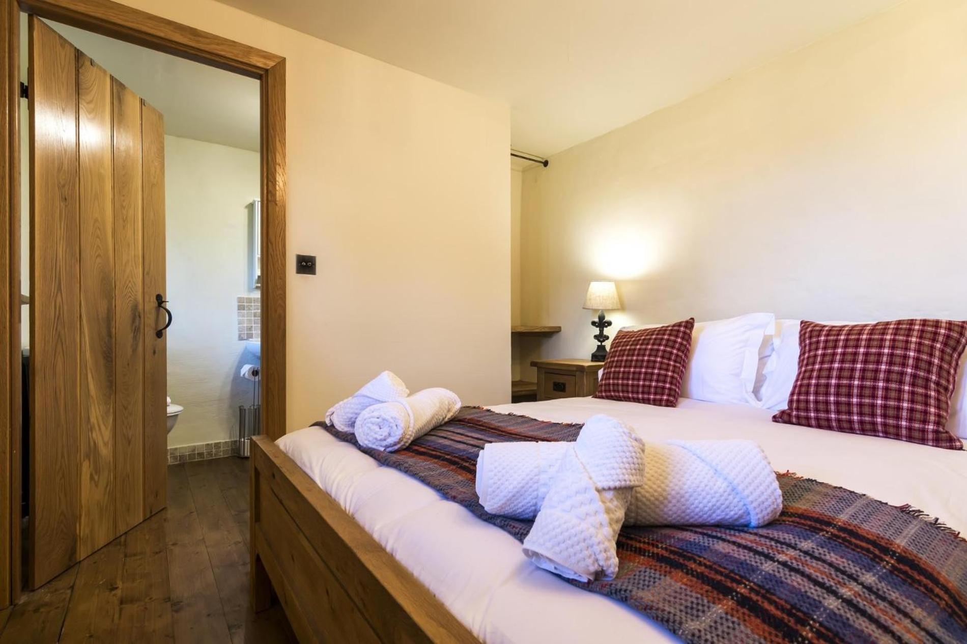 Foxglove - Luxurious Barn Conversion - Blossom Farm Johnston エクステリア 写真