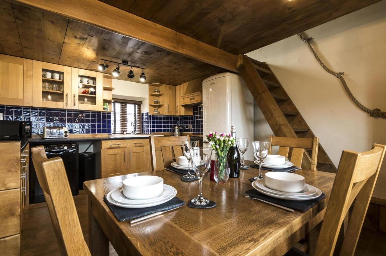 Foxglove - Luxurious Barn Conversion - Blossom Farm Johnston エクステリア 写真