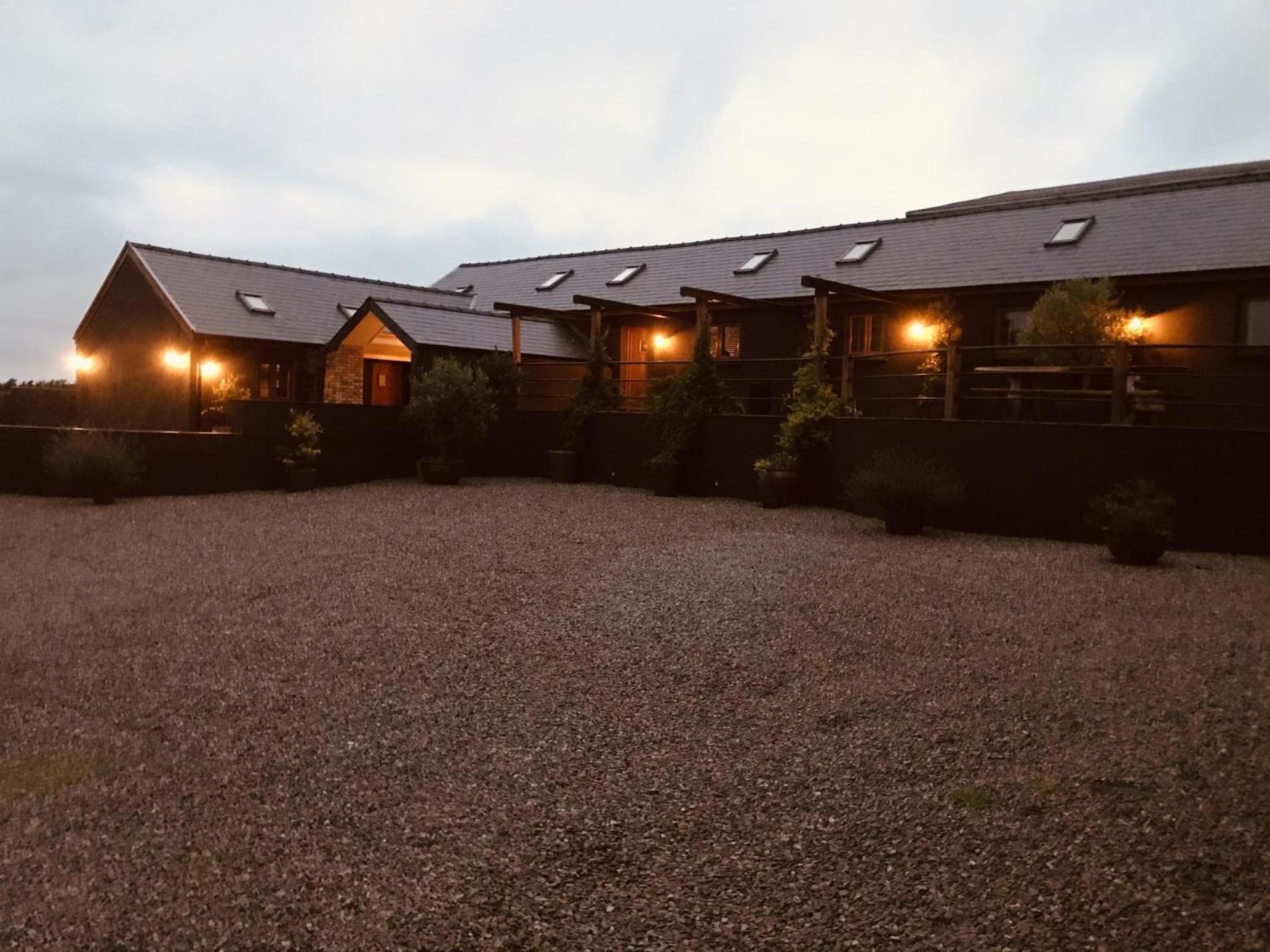 Foxglove - Luxurious Barn Conversion - Blossom Farm Johnston エクステリア 写真